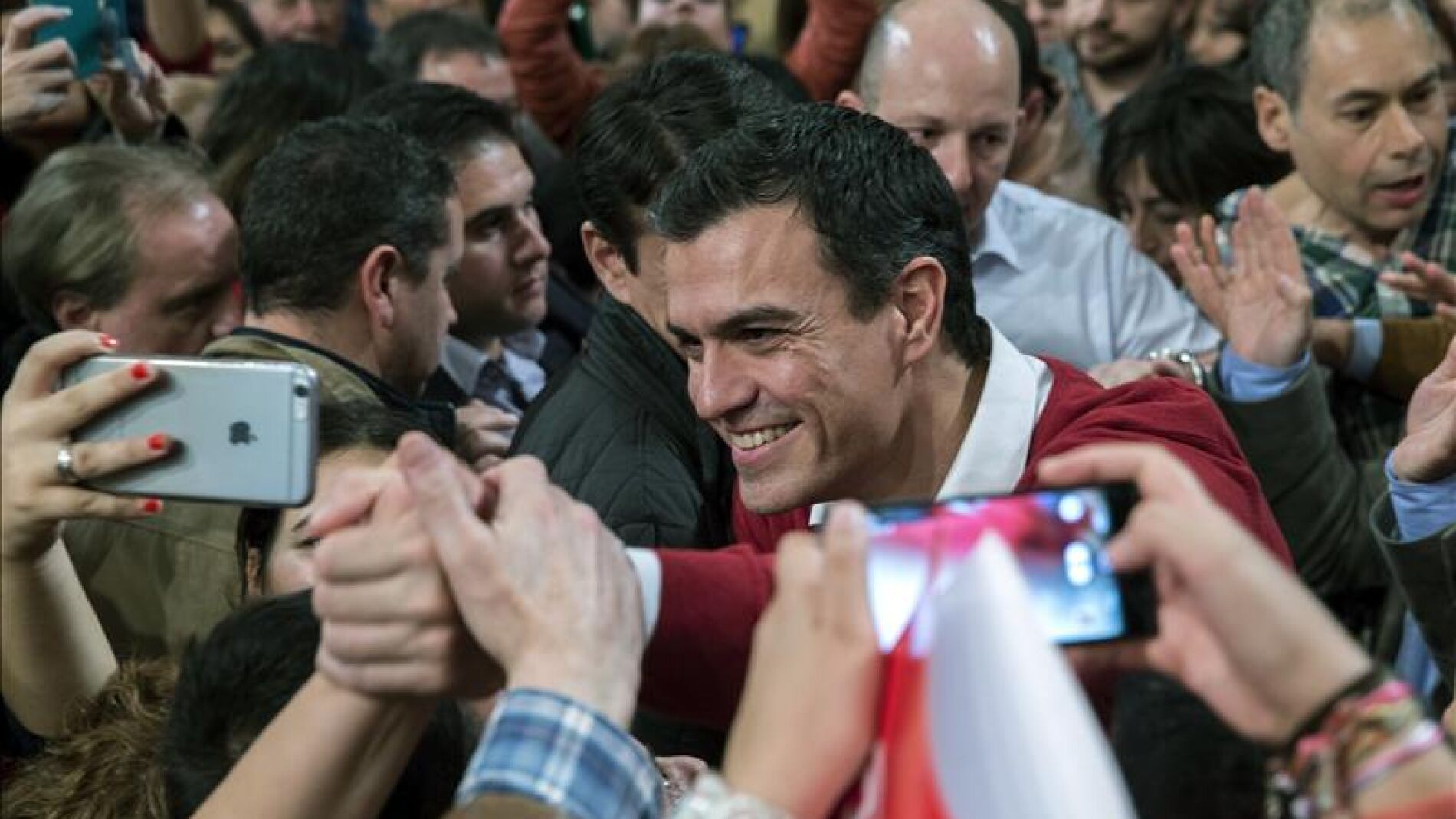 Pedro S&aacute;nchez rodeado de militantes socialistas