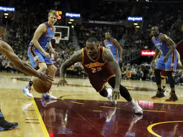 LeBron James trata de cazar un balón ante los jugadores de Oklahoma LeBron James trata de cazar un balón ante los jugadores de Oklahoma