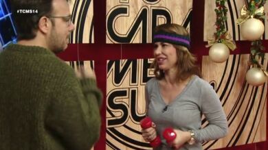 Vicky ensaya para imitar a Olivia Newton John