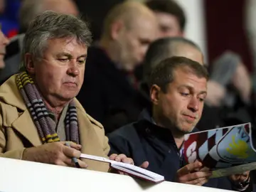 Hiddink junto a Roman Abramovich Hiddink junto a Roman Abramovich