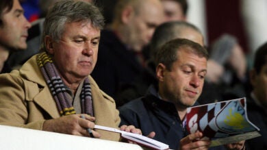 Guus Hiddink ya está en Londres negociando su contrato con el Chelsea