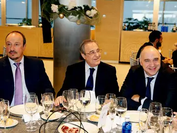 Benítez, Florentino y Laso comparten mesa en la comida de Navidad del Madrid Benítez, Florentino y Laso comparten mesa en la comida de Navidad del Madrid