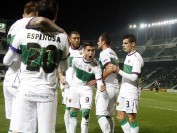 Los jugadores del Elche celebran uno de los goles al Córdoba