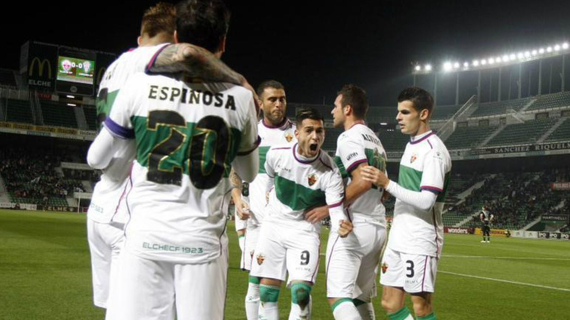 Los jugadores del Elche celebran uno de los goles al C&oacute;rdoba