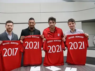 Xabi Alonso, Boateng, Javi Martínez y Müller firman su renovación con el Bayern Xabi Alonso, Boateng, Javi Martínez y Müller firman su renovación con el Bayern