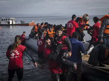 Una barca con refugiados llega a las costas de Lesbos Una barca con refugiados llega a las costas de Lesbos