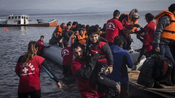 Una barca con refugiados llega a las costas de Lesbos