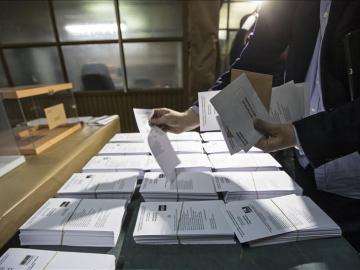 Un hombre muestras las diferentes papeletas electorales 