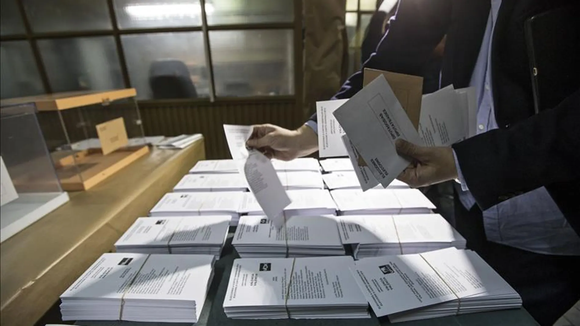 Un hombre muestras las diferentes papeletas electorales 
