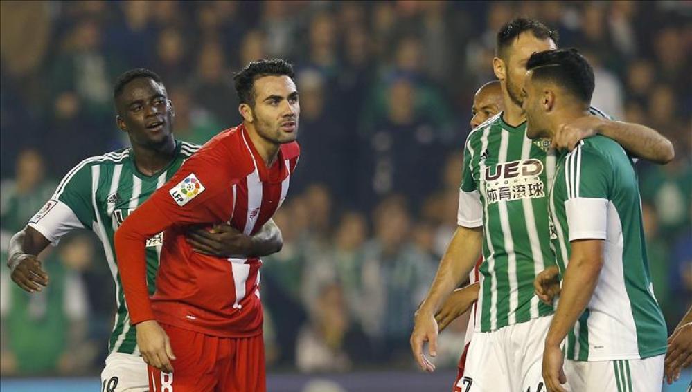 Iborra se queja tras una jugada polémica a los futbolistas del Betis