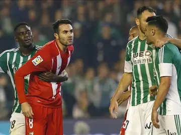 Iborra se queja tras una jugada polémica a los futbolistas del Betis Iborra se queja tras una jugada polémica a los futbolistas del Betis