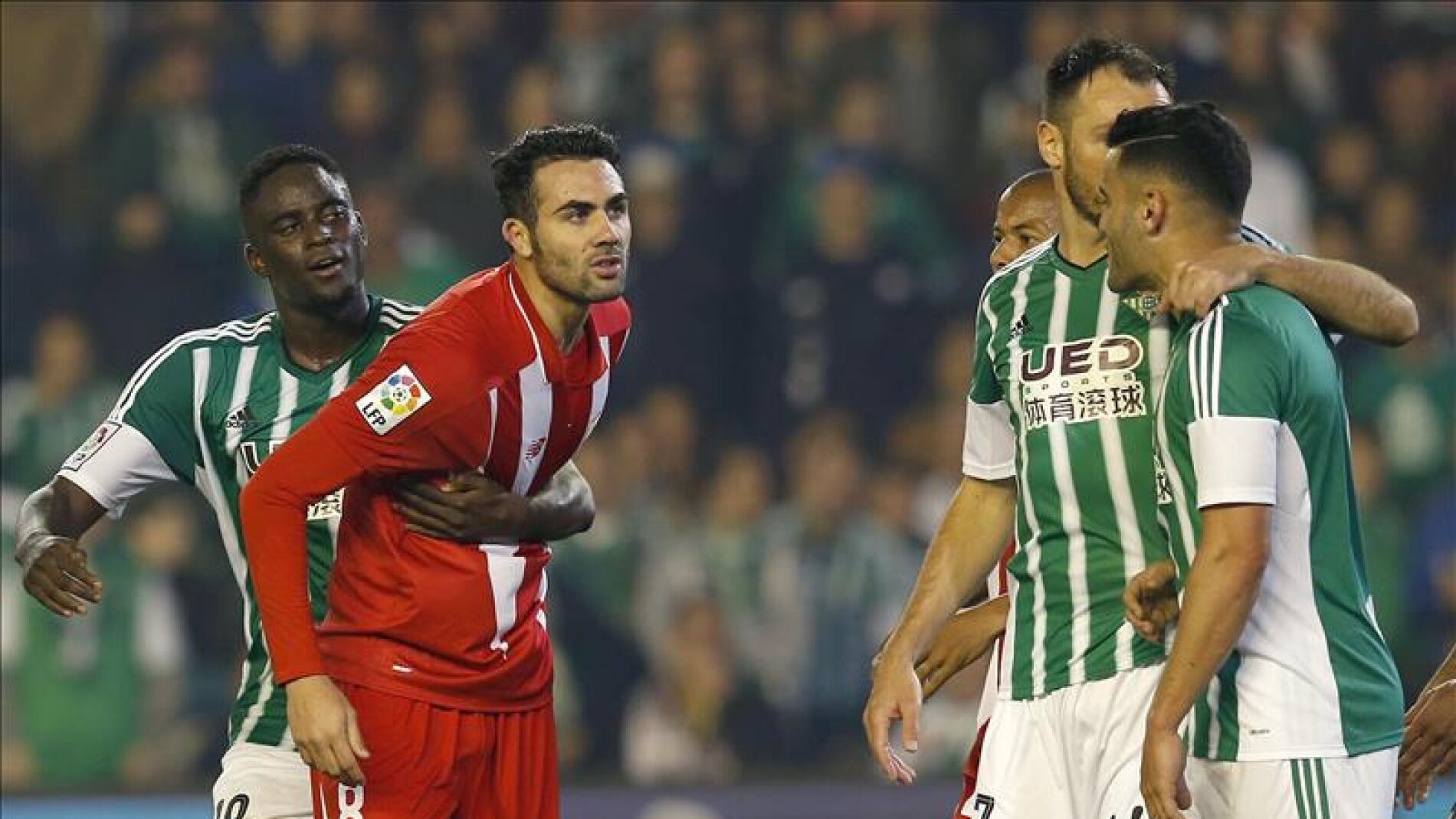 Iborra se queja tras una jugada pol&eacute;mica a los futbolistas del Betis