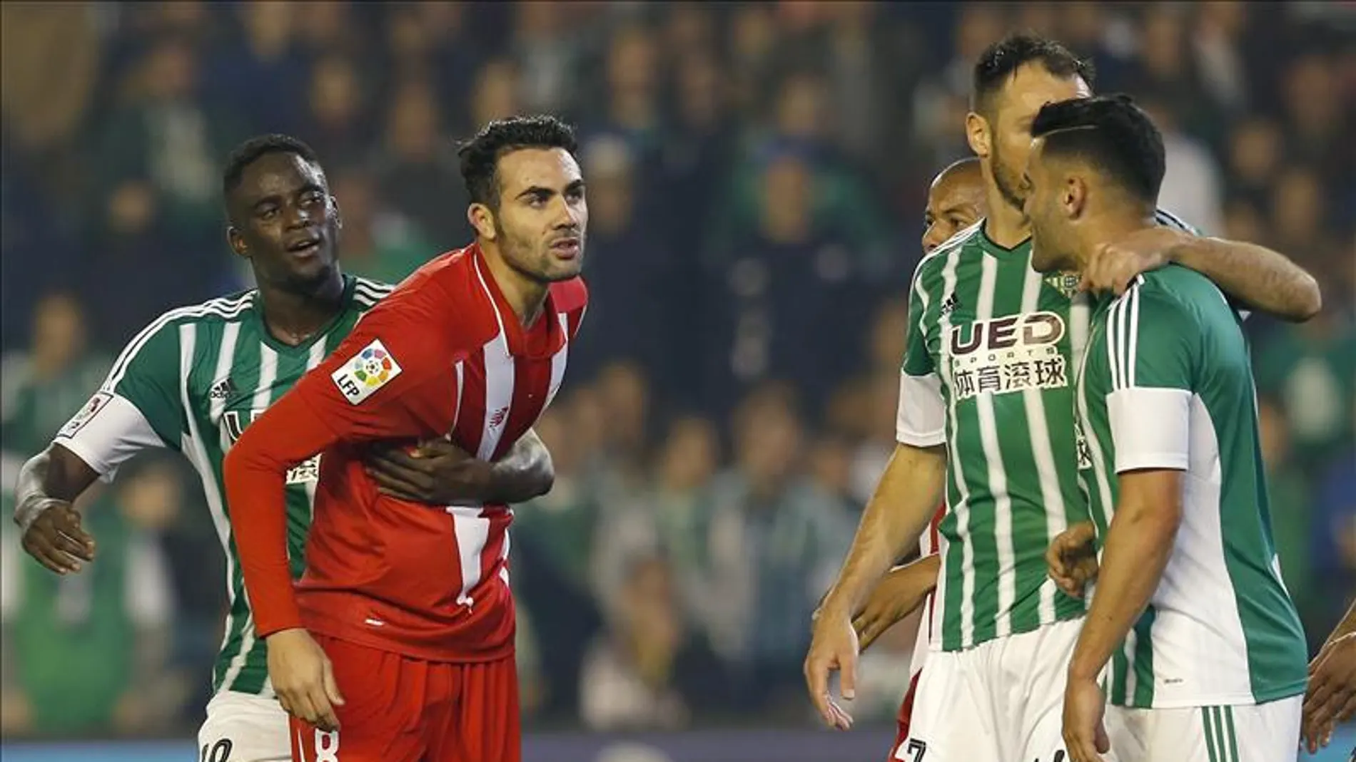 Iborra se queja tras una jugada polémica a los futbolistas del Betis Iborra se queja tras una jugada polémica a los futbolistas del Betis