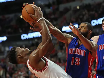 Jimmy Butler y Marcus Morris se disputan el balón en el United Center Jimmy Butler y Marcus Morris se disputan el balón en el United Center