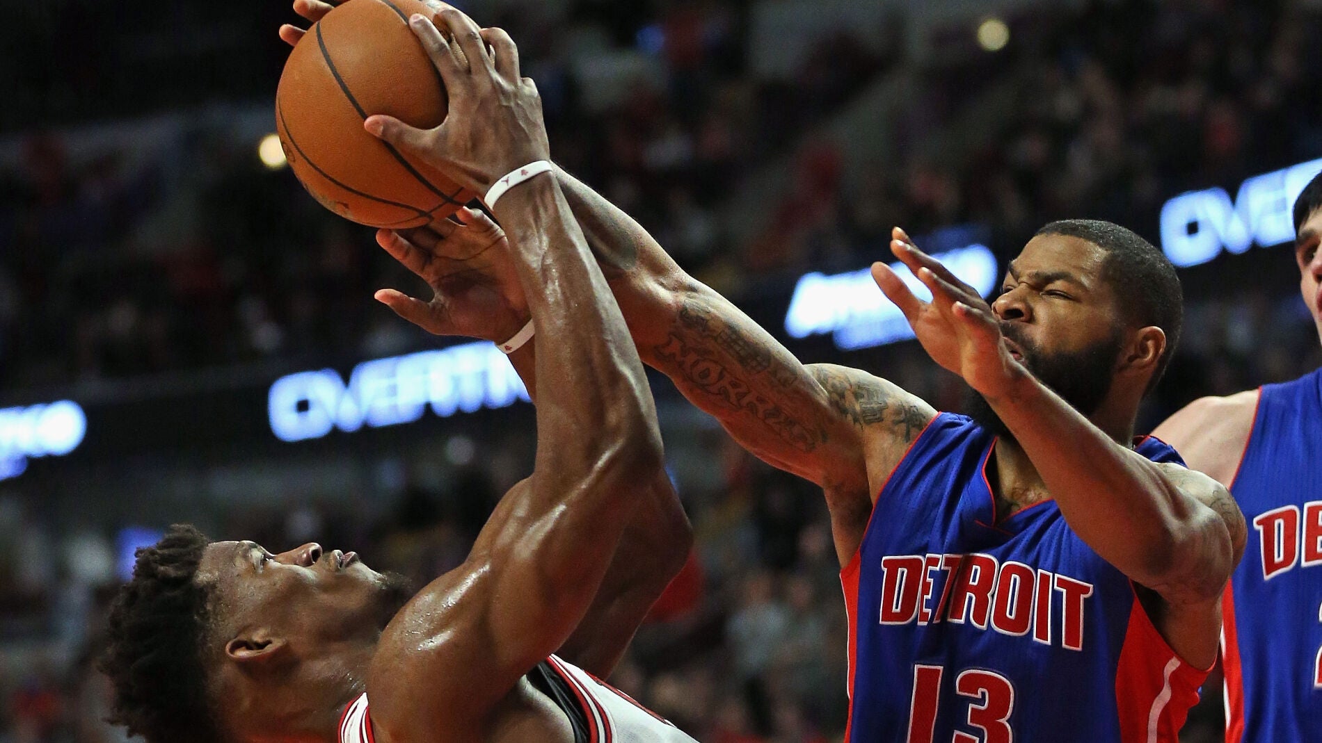 Jimmy Butler y Marcus Morris se disputan el bal&oacute;n en el United Center