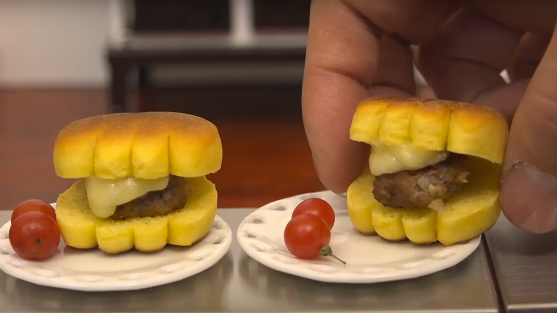Hamburguesitas de tamaño más que mini.