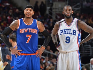 Carmelo Anthony espera a sus compañeros tras un tiempo muerto de los Knicks