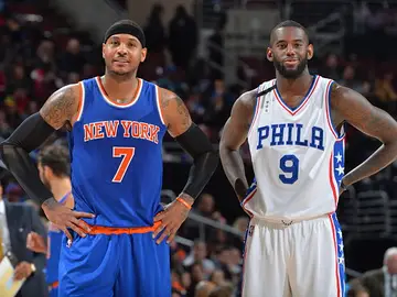 Carmelo Anthony espera a sus compañeros tras un tiempo muerto de los Knicks Carmelo Anthony espera a sus compañeros tras un tiempo muerto de los Knicks