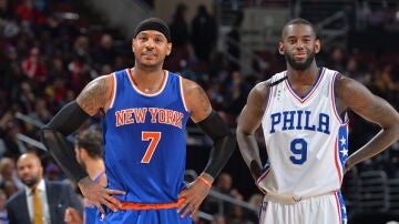 Carmelo Anthony espera a sus compañeros tras un tiempo muerto de los Knicks