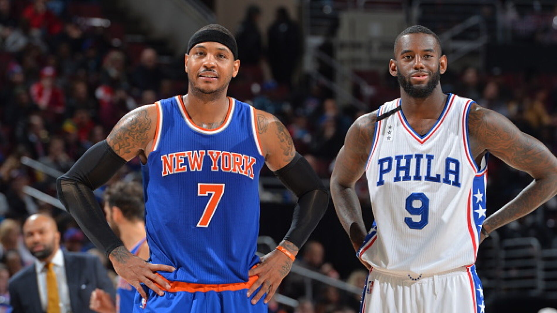 Carmelo Anthony espera a sus compa&ntilde;eros tras un tiempo muerto de los Knicks