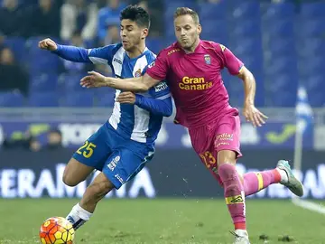 Asensio protege el balón ante la defensa de Las Palmas Asensio protege el balón ante la defensa de Las Palmas