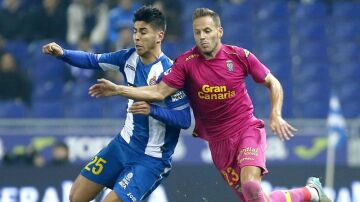 Asensio protege el balón ante la defensa de Las Palmas