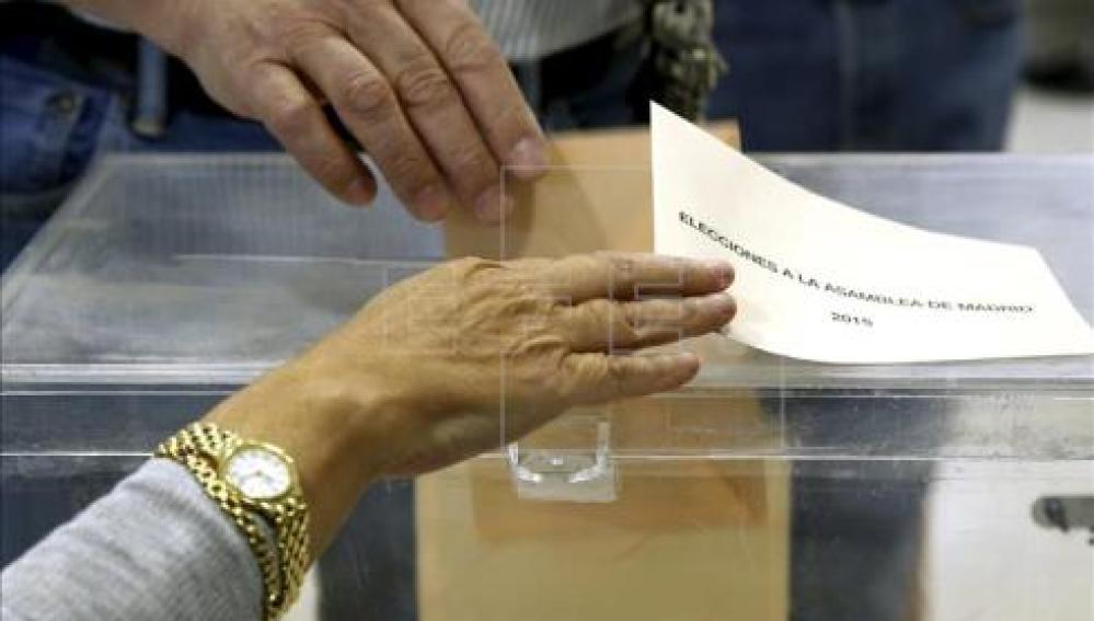 Detalle de una urna en un colegio electoral
