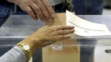 Detalle de una urna en un colegio electoral