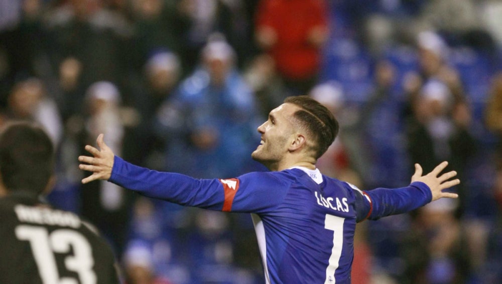 Lucas Pérez celebra un gol con el Deportivo