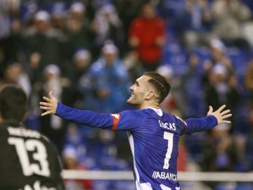 Lucas Pérez celebra un gol con el Deportivo