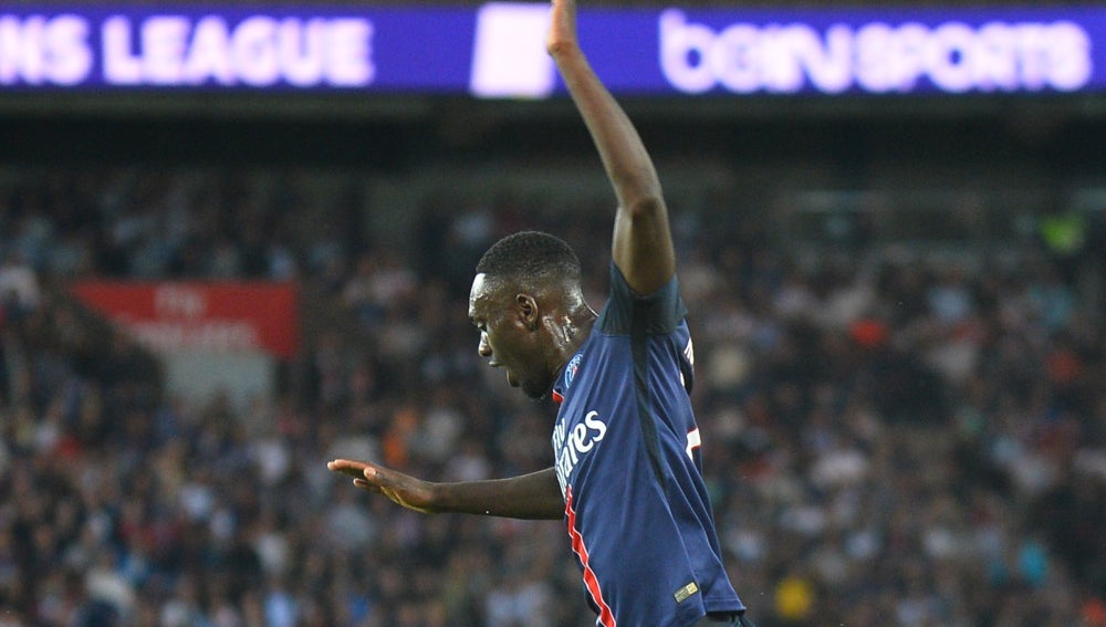 Jean-Kévin Augustin salta a un rival durante un partido con el PSG