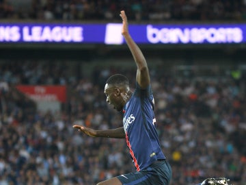 Jean-Kévin Augustin salta a un rival durante un partido con el PSG