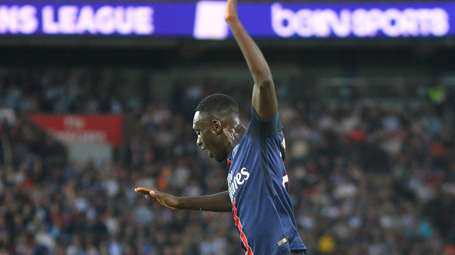 Jean-K&eacute;vin Augustin salta a un rival durante un partido con el PSG