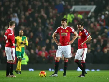 Los jugadores del Manchester United sacan de centro tras un gol del Norwich Los jugadores del Manchester United sacan de centro tras un gol del Norwich