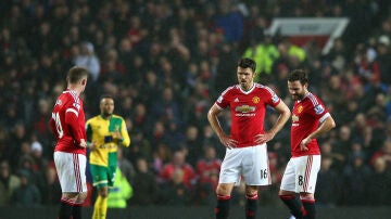Los jugadores del Manchester United sacan de centro tras un gol del Norwich