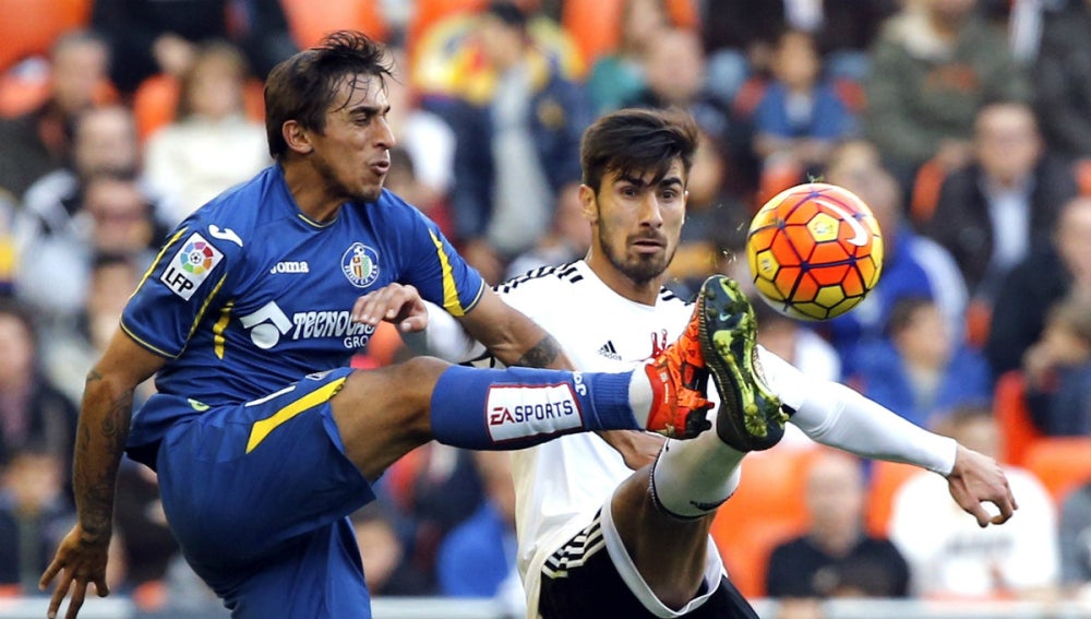 Andre Gomes pelea con Damián Suárez