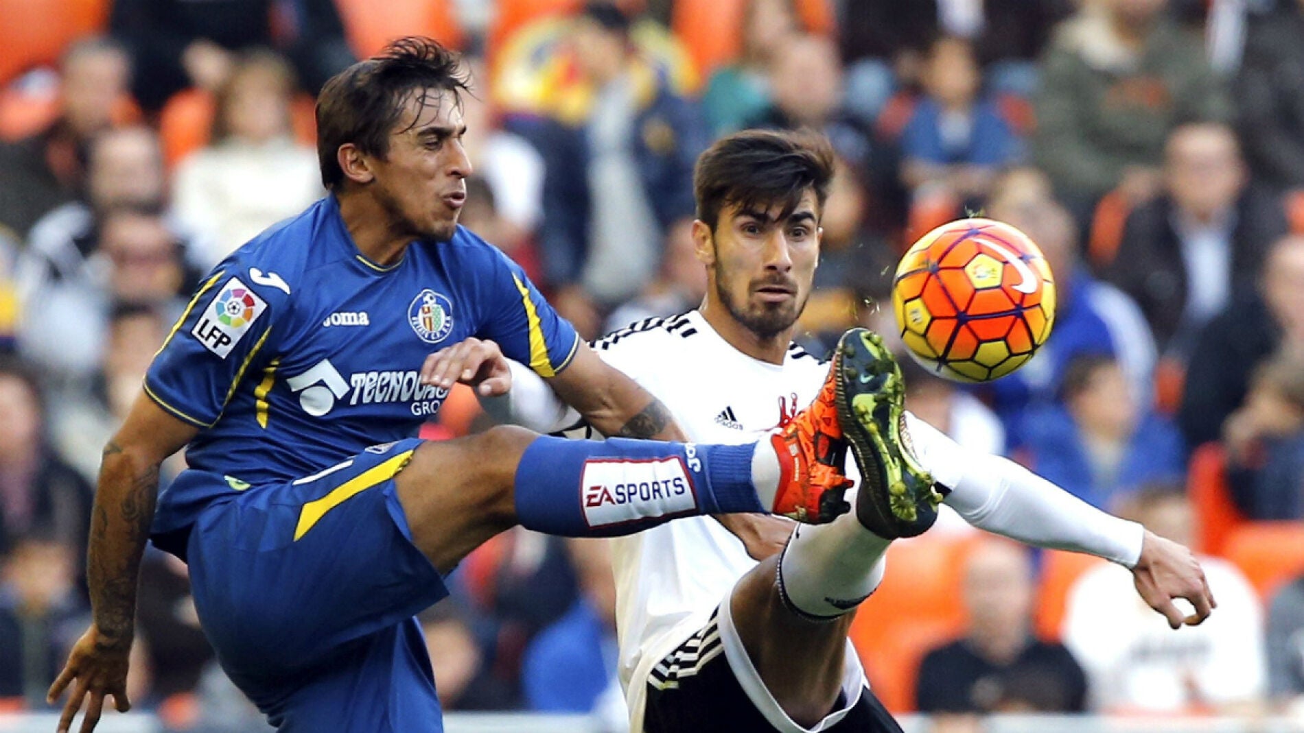 Andre Gomes pelea con Dami&aacute;n Su&aacute;rez