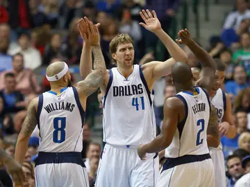 Nowitzki se felicita con sus compañeros Nowitzki se felicita con sus compañeros