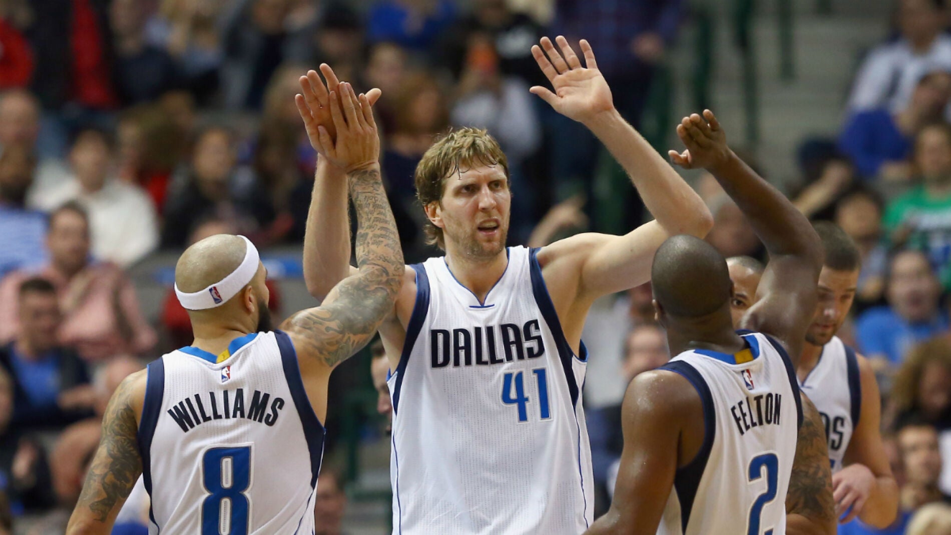Nowitzki se felicita con sus compa&ntilde;eros