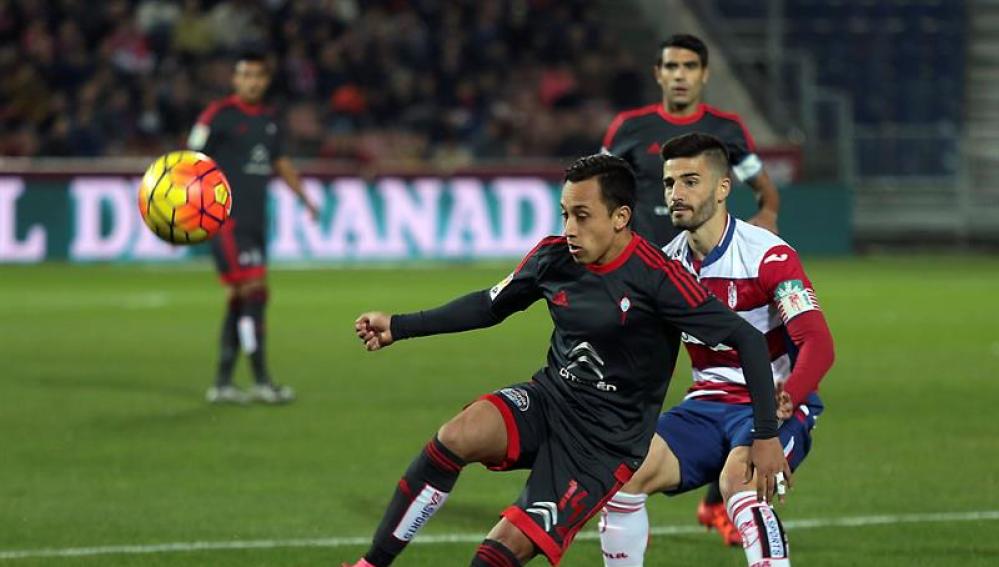 Orellana recibe un pase ante la defensa del Granada en Los Cármenes