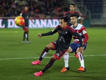 Orellana recibe un pase ante la defensa del Granada en Los Cármenes