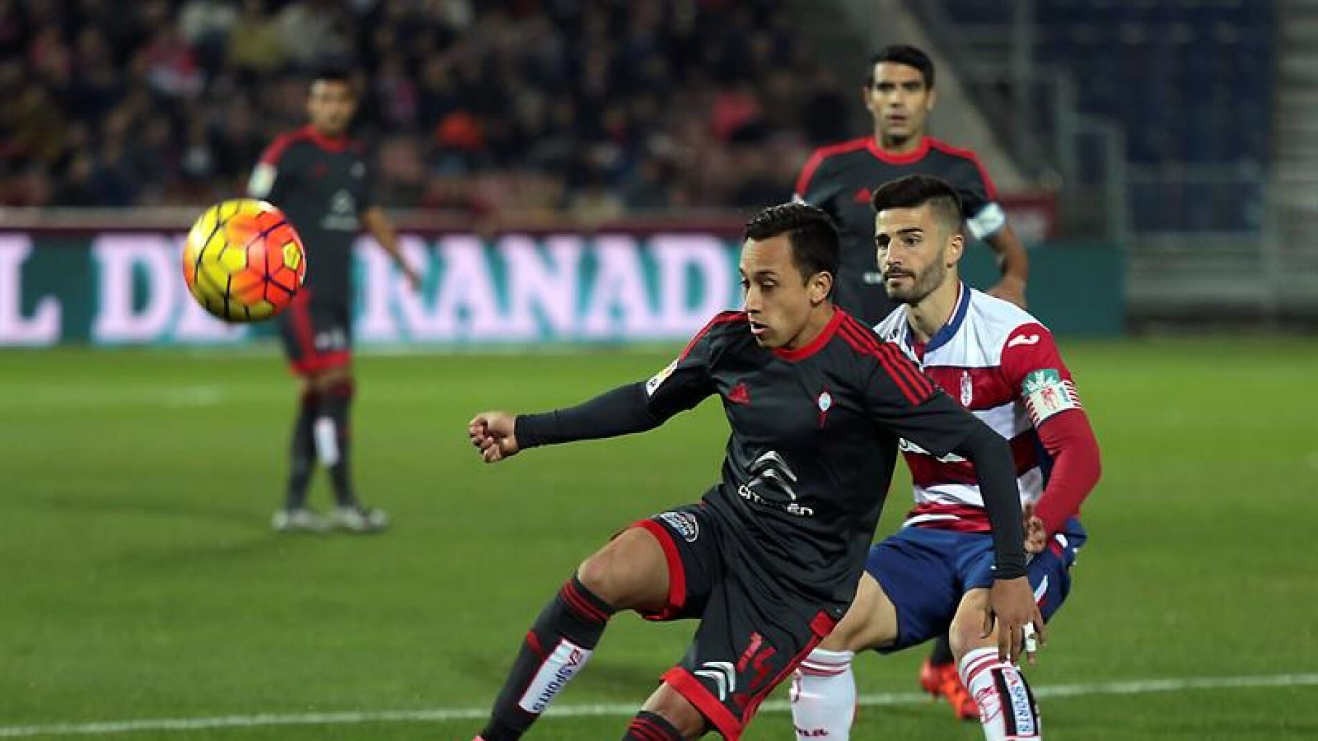 Orellana recibe un pase ante la defensa del Granada en Los C&aacute;rmenes