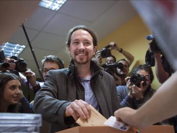 Pablo Iglesias (Podemos) vota en el colegio de Vallecas