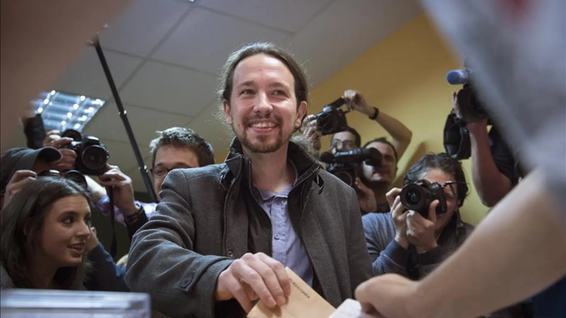 Pablo Iglesias (Podemos) vota en el colegio de Vallecas