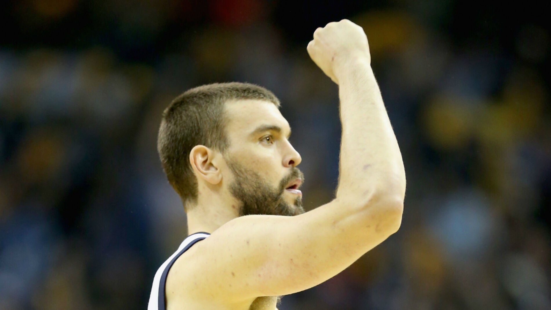Marc Gasol, con el pu&ntilde;o en alto