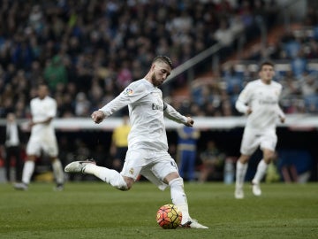 Sergio Ramos jugando frente al Rayo Vallecano