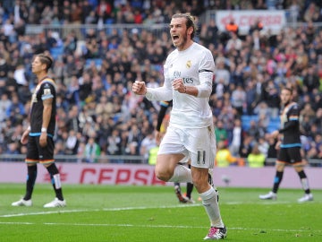 Gareth Bale celebra uno de sus goles en el Bernabéu