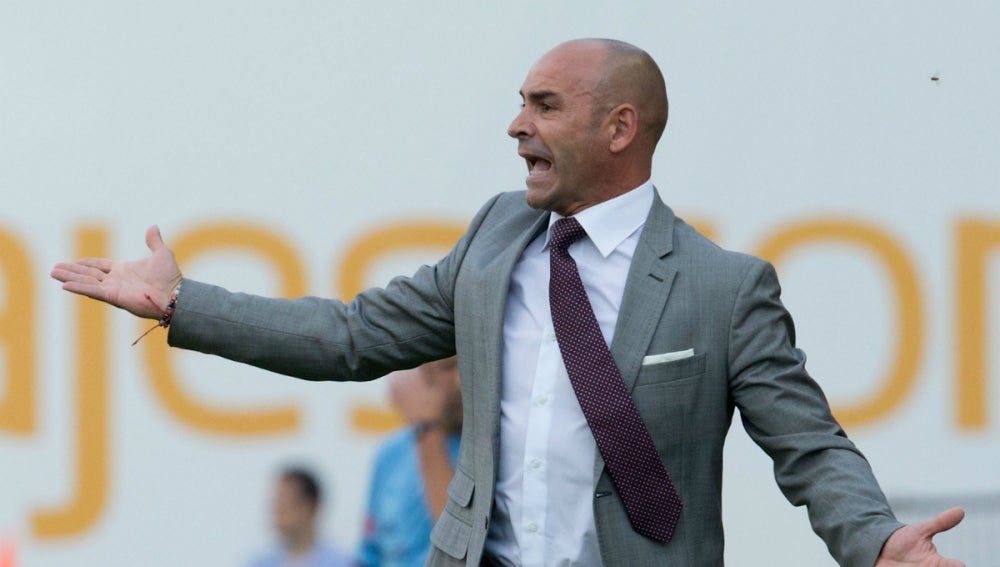 Paco Jémez gesticula en la banda