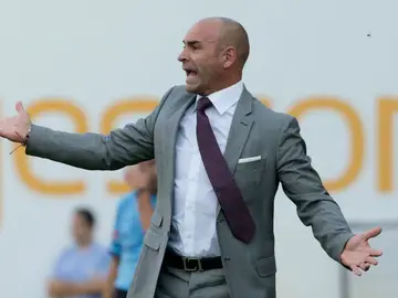 Paco Jémez gesticula en la banda Paco Jémez gesticula en la banda