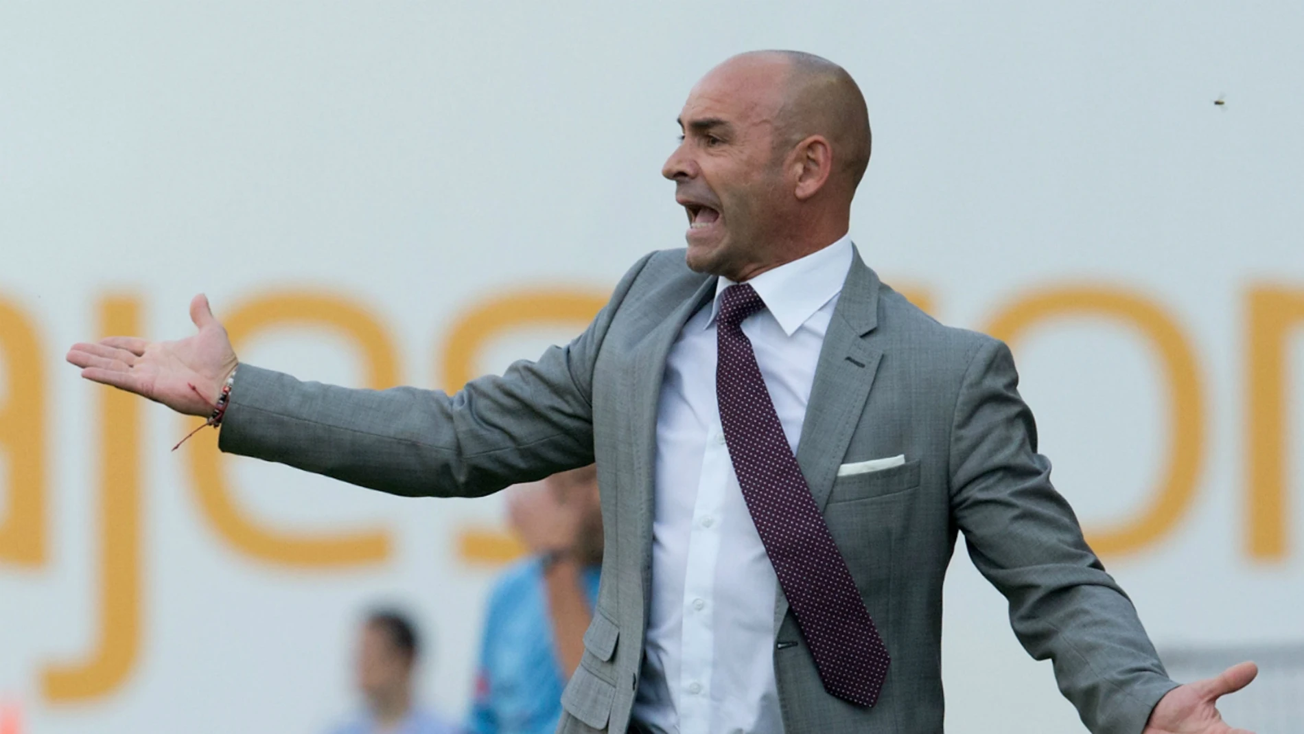 Paco Jémez gesticula en la banda Paco Jémez gesticula en la banda